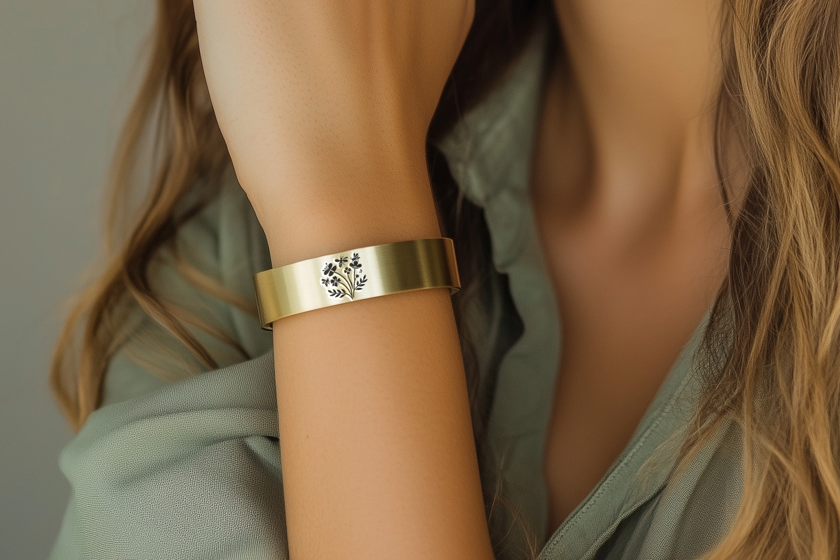 Custom Bee & Flowers Bracelet