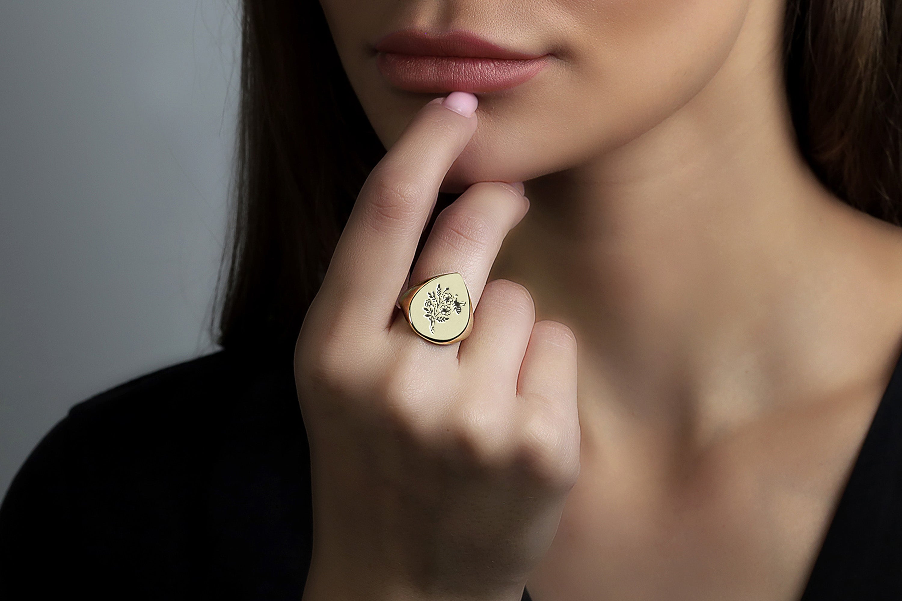 Engraved Bee & Flowers Ring