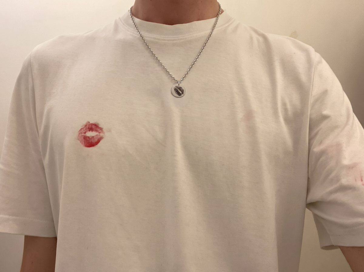 Real Kiss Engraved Pendant