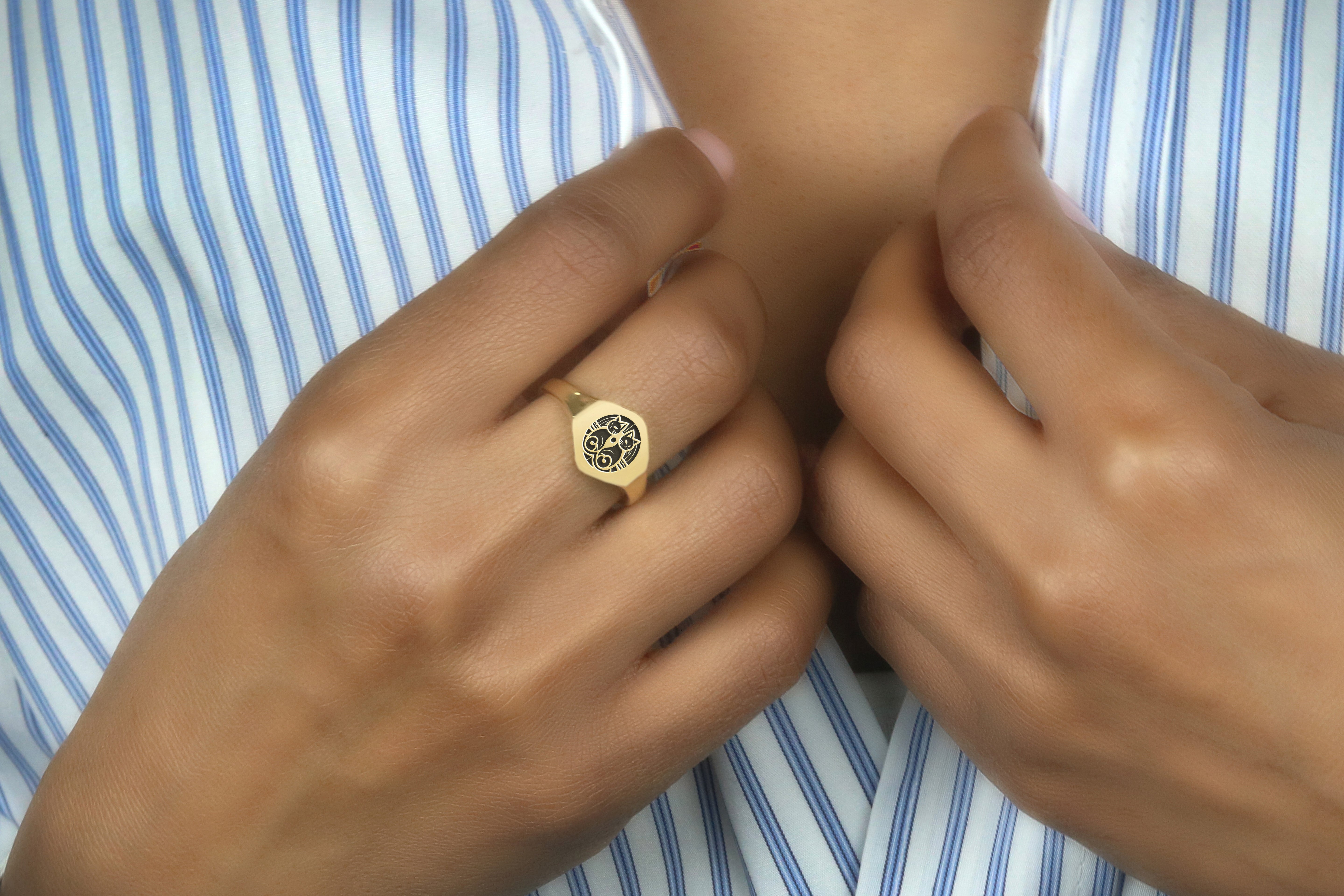 Twin Cat Gold Signet Ring